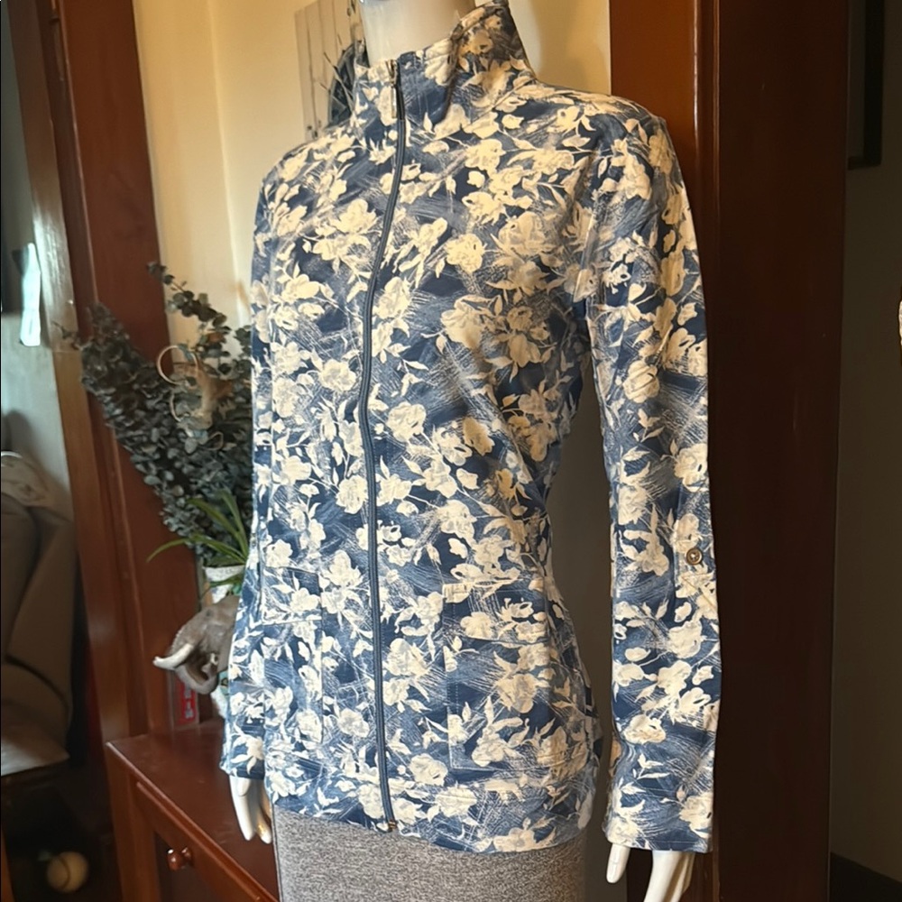 NWT northern reflections size small Blue and White Women's zip up sweater Jacket
